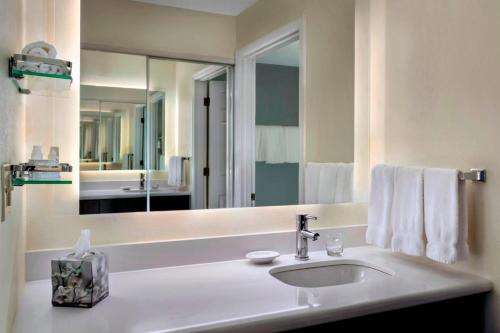 La salle de bains est pourvue d'un lavabo et d'un grand miroir. dans l'établissement Residence Inn Pittsburgh Cranberry Township, à Cranberry Township