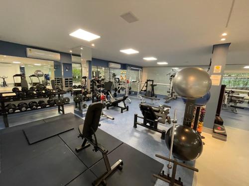 a gym with a lot of weights and machines at Apartamento familiar em Riviera de São Lourenço Módulo 8 in Bertioga