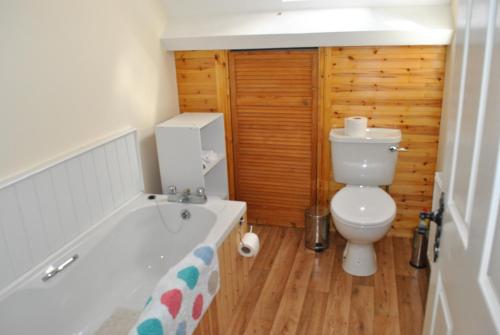 A bathroom at Douglas Lodge Holiday Homes