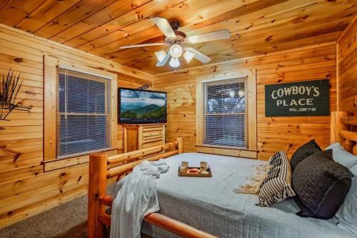 una camera con letto e ventilatore a soffitto di Stunning Mountain Cabin w/ Views a Gatlinburg