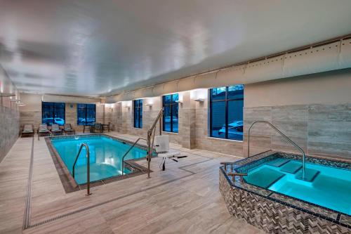 una piscina en una habitación de hotel con bañera de hidromasaje en Residence Inn by Marriott St. Paul Downtown en Saint Paul