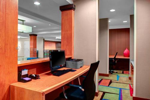 恩波里亞的住宿－恩波里亞I-95萬怡費爾費德酒店及套房，办公室,桌子上装有电脑