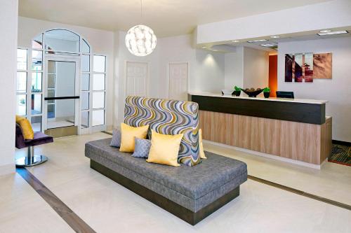Residence Inn by Marriott Naples في نيبلس: غرفة معيشة مع كرسي ومكتب