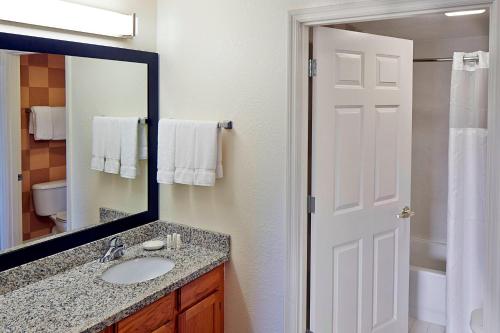 Ένα μπάνιο στο Residence Inn by Marriott Naples