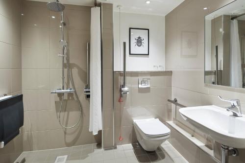 ロンドンにあるロンドン マリオット メイダ ヴェールのバスルーム(洗面台、トイレ、シャワー付)