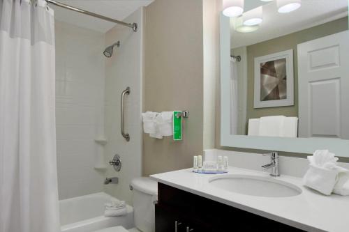 ein Badezimmer mit einem Waschbecken, einem WC und einem Spiegel in der Unterkunft TownePlace Suites Fort Worth Southwest TCU Area in Fort Worth