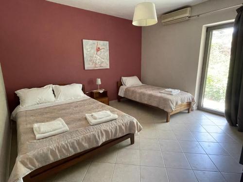 Posteľ alebo postele v izbe v ubytovaní Chrissi's house with garden and sea view Zerviana