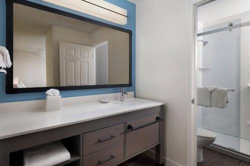 uma casa de banho com um lavatório e um espelho em Residence Inn Sunnyvale Silicon Valley II em Sunnyvale