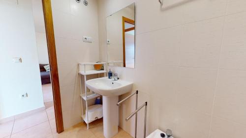 トレ・パチェコにあるApartment Mar Menorの白いバスルーム(シンク、鏡付)