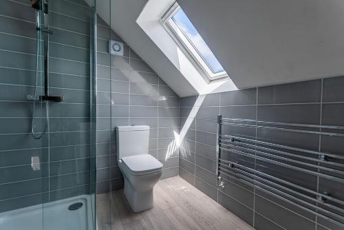 a bathroom with a toilet and a skylight at Chi Lowen in Carbis Bay