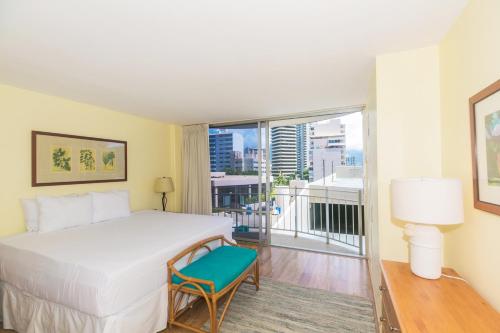 una camera con letto e balcone di Ilikai Marina 899 City View 1BR a Honolulu
