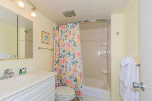 e bagno con doccia, servizi igienici e lavandino. di Ilikai Marina 899 City View 1BR a Honolulu