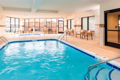 a swimming pool in a hotel room with at Courtyard by Marriott Bismarck North in Bismarck