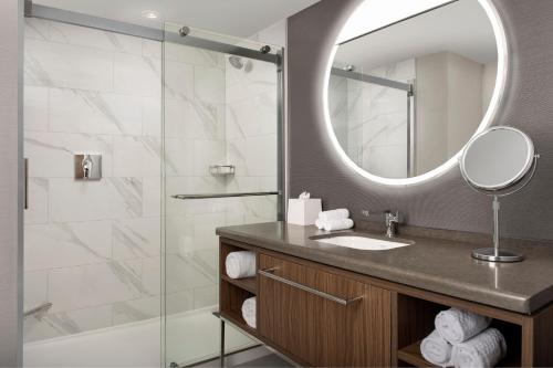 W łazience znajduje się umywalka i lustro. w obiekcie Courtyard by Marriott Washington, DC Dupont Circle w Waszyngtonie