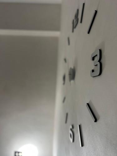 un orologio bianco con numeri neri su un muro di Scicocco Sweet Home a Bagnoli del Trigno