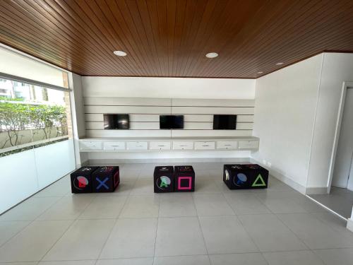 a room with four stools sitting on a floor at Apartamento familiar em Riviera de São Lourenço Módulo 8 in Bertioga
