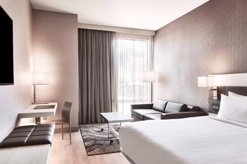 Un pat sau paturi într-o cameră la AC Hotel by Marriott Missoula Downtown