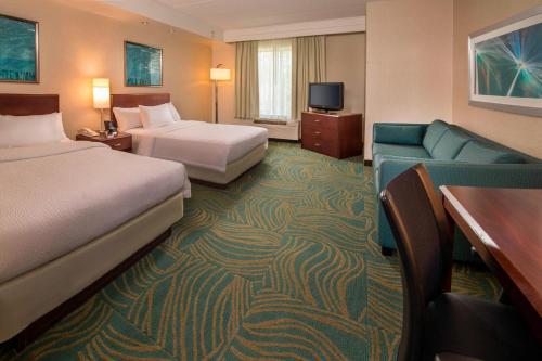 una camera d'albergo con due letti e un divano di Springhill Suites by Marriott State College a State College