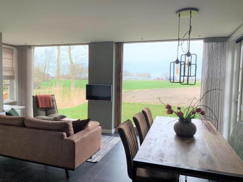 een woonkamer met een bank en een eettafel bij Gastenverblijf lânlibben in Lioessens