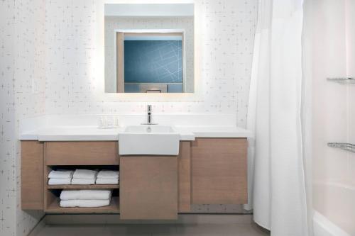 Koupelna v ubytování SpringHill Suites by Marriott Indianapolis Westfield