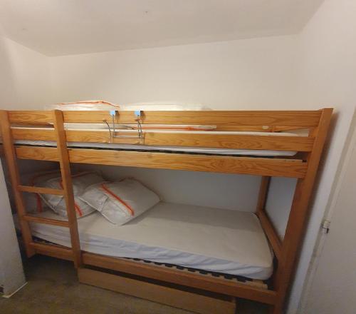 - un ensemble de lits superposés dans une chambre dans l'établissement Le studio mer, piscine et soleil, à La Grande Motte