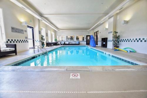 ein Pool in einem Hotel ohne Schwimmzeichen in der Unterkunft Fairfield Inn & Suites by Marriott Grand Junction Downtown/Historic Main Street in Grand Junction