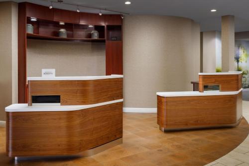 a lobby with two reception desks in a room at Courtyard by Marriott Roseville Galleria Mall/Creekside Ridge Drive in Roseville