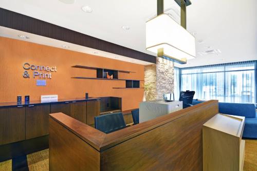 una hall con ufficio, reception e bancone di Fairfield Inn & Suites by Marriott Savannah SW/Richmond Hill a Richmond Hill