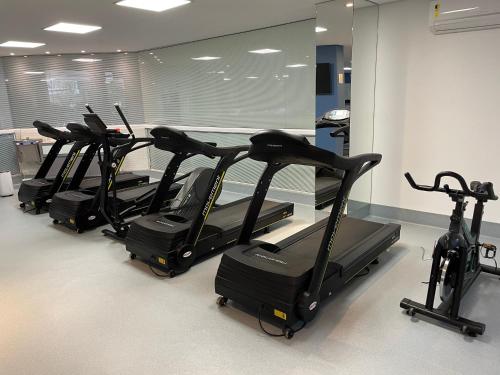a row of exercise bikes in a gym at Apartamento familiar em Riviera de São Lourenço Módulo 8 in Bertioga
