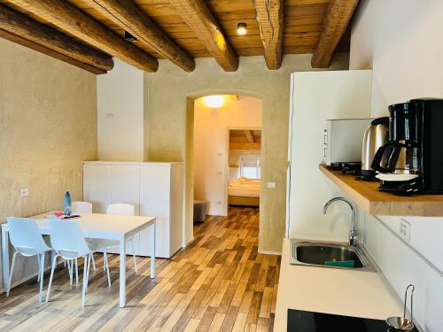 Η κουζίνα ή μικρή κουζίνα στο Albola Suite Holiday Apartments
