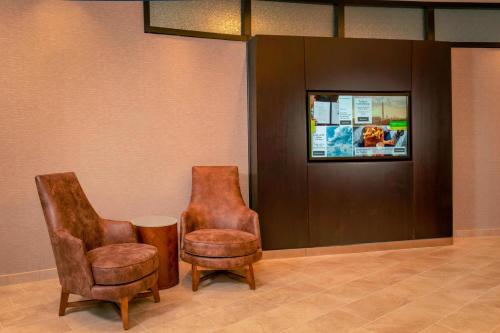 two chairs and a table in a room at Courtyard by Marriott Gaithersburg Washingtonian Center in Gaithersburg