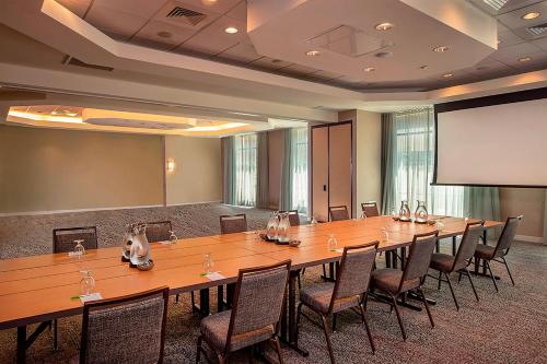 a large conference room with a large table and a screen at Courtyard by Marriott Gaithersburg Washingtonian Center in Gaithersburg
