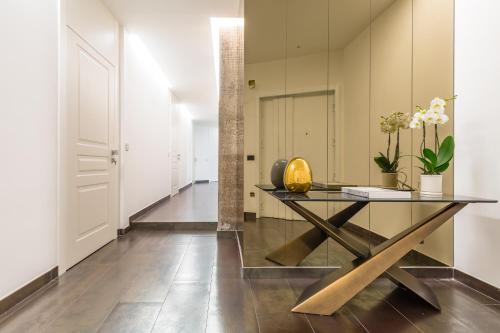 uma sala de jantar com uma mesa e um espelho em Dei Martiri Suite em Nápoles
