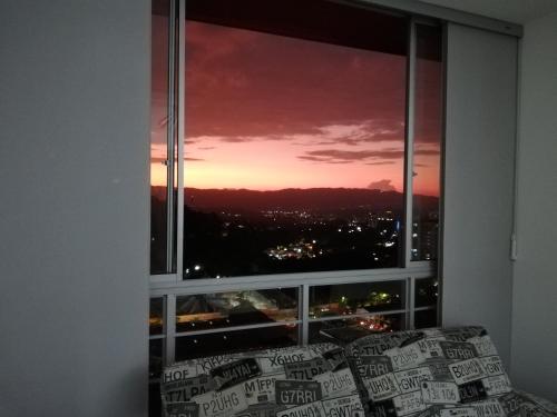 a window with a view of a sunset at Apartamento Lux Confort in Floridablanca
