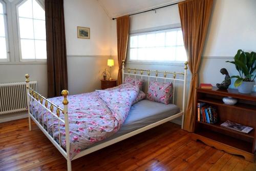 ein Schlafzimmer mit einem Himmelbett in der Unterkunft Betel Hem in Hällefors