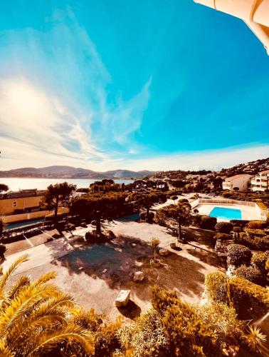 une vue aérienne d'un complexe avec piscine dans l'établissement Studio vue mer, à Agay