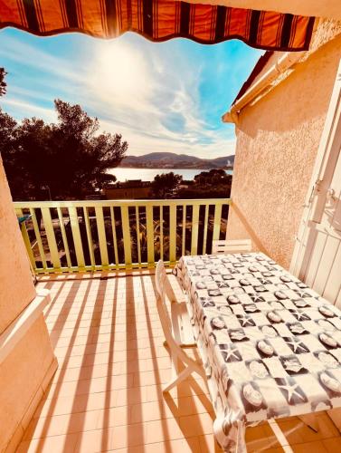 une table sur un balcon avec vue sur l'eau dans l'établissement Studio vue mer, à Agay