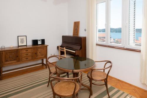 Piano Apartment