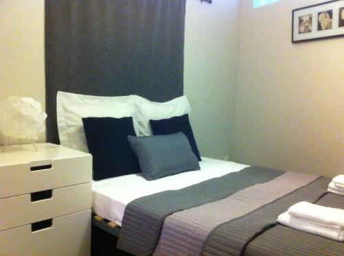 Dormitorio pequeño con cama y vestidor en Coeur Vieil Antibes Plages à Pied, en Antibes