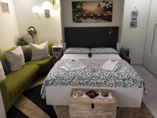 - une chambre avec un lit et un canapé dans l'établissement La Calla al Colosseo, à Rome