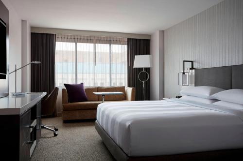 um quarto de hotel com uma cama grande e um sofá em Washington Marriott Georgetown em Washington