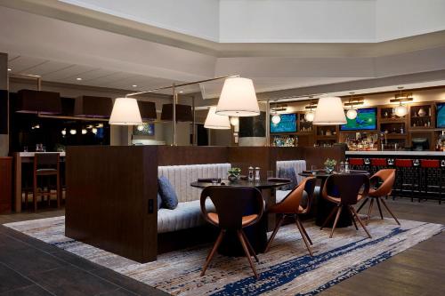 a restaurant with tables and chairs and a bar at Washington Marriott Georgetown in Washington