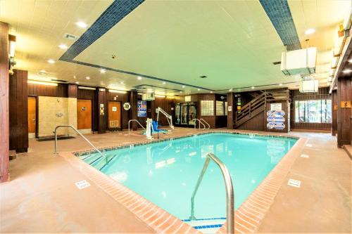 a large swimming pool in a hotel room at Lagonita Lodge in Big Bear Lake