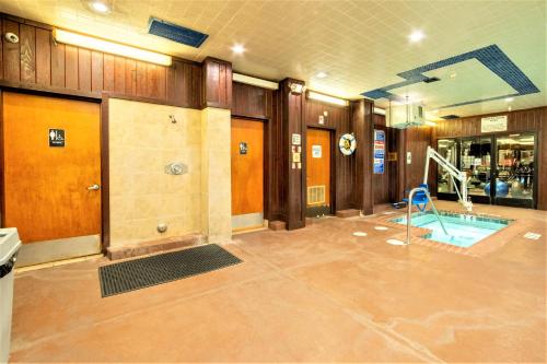 a room with a swimming pool and a gym at Lagonita Lodge in Big Bear Lake