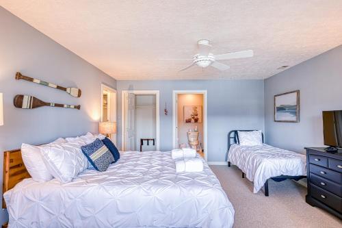 sypialnia z 2 łóżkami i wentylatorem sufitowym w obiekcie The Lodge on Smith Mountain Lake w mieście Huddleston