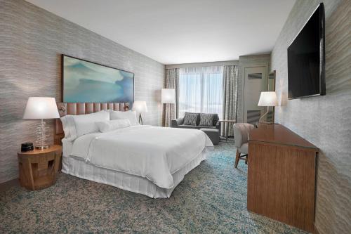 una riproduzione di una camera d'albergo con letto e TV di The Westin Calgary Airport a Calgary