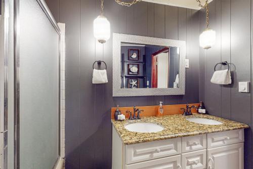 布雷默頓的住宿－The Purple Beach House，浴室设有2个水槽和镜子