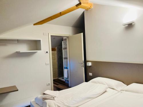 Ένα ή περισσότερα κρεβάτια σε δωμάτιο στο Albola Suite Holiday Apartments