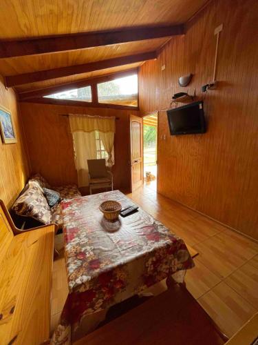 Habitación pequeña con mesa y TV. en Complejo Turístico Choapa Lindo, en Choapa