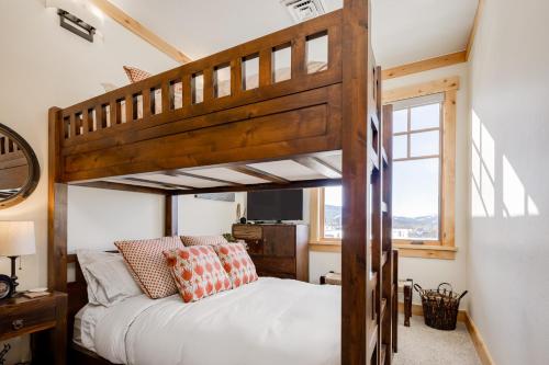 een slaapkamer met een stapelbed in een kamer bij Modern Mountain Retreat in Victor